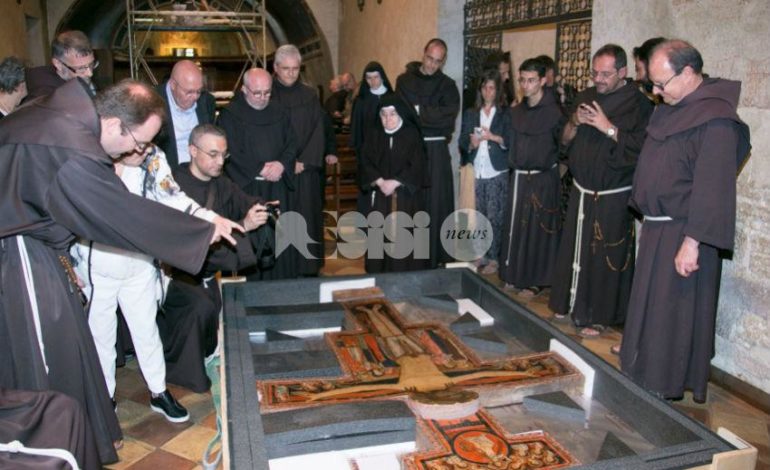 Il crocifisso di San Damiano torna (temporaneamente) a ‘casa’: le foto