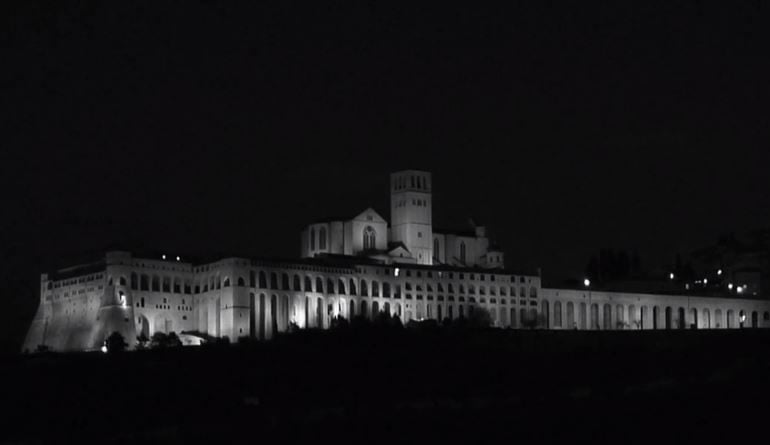Assisi che incanta: (ri)spopola il video in bianco e nero e in time-lapse