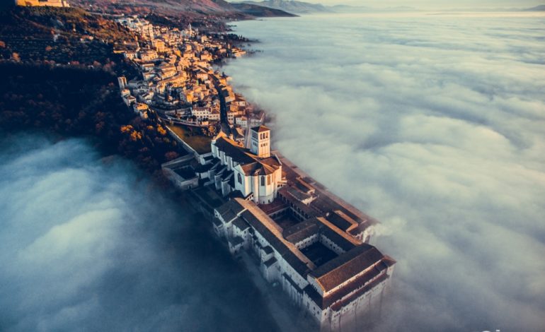 Assisi over the clouds di Francesco Cattuto premiata al Siena Drone Awards 2018