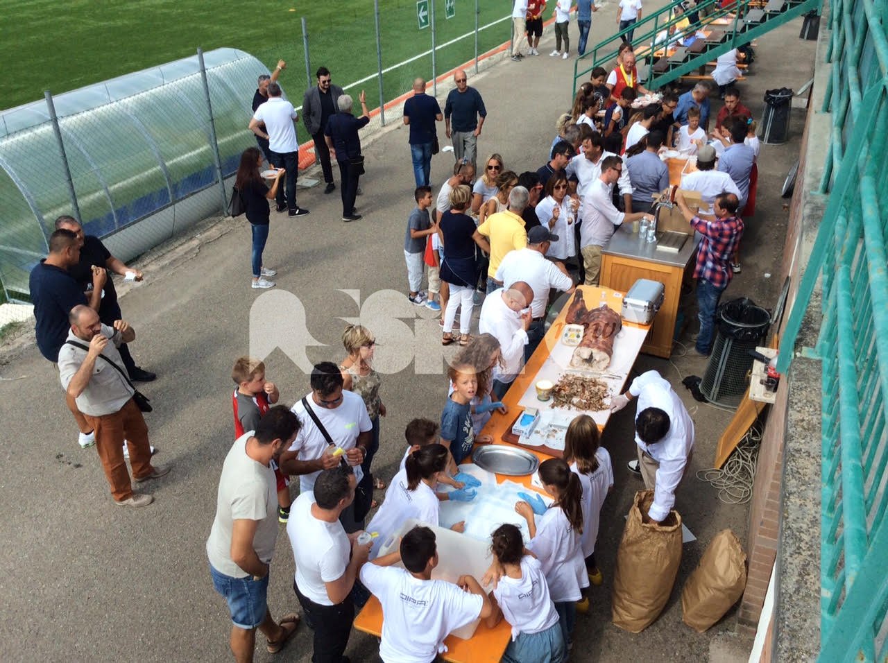Tutti insieme allo stadio, grande successo per il pranzo di solidarietà organizzato dall'Angelana Calcio: le foto