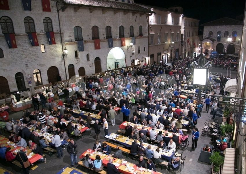 Piazza del Comune piena per la cena aperta offerta al Piemonte