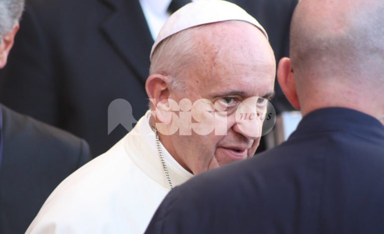 Papa Francesco ha salutato Assisi alle 19.03. Padre Enzo Fortunato: “Una giornata Memorabile”. Il saluto del Sindaco, le Foto della partenza