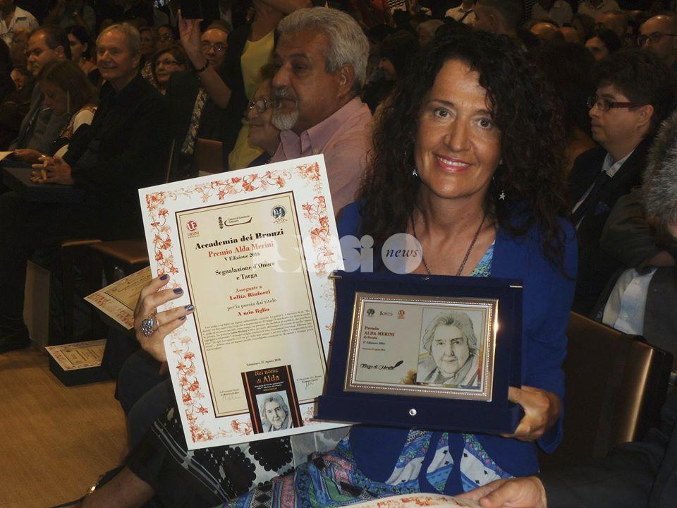 A Lolita Rinforzi il premio "Alda Merini" con la poesia "A mio figlio"