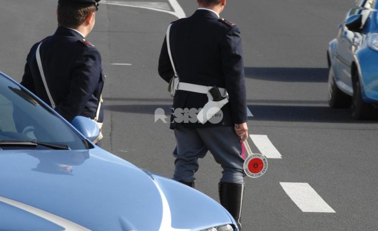 Due poliziotti della stradale di Perugia salvano donna da sotto alle macerie
