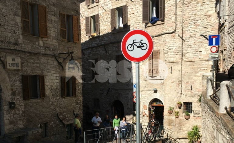 Assisi, biciclette selvagge a San Rufino: arriva un nuovo cartello di divieto