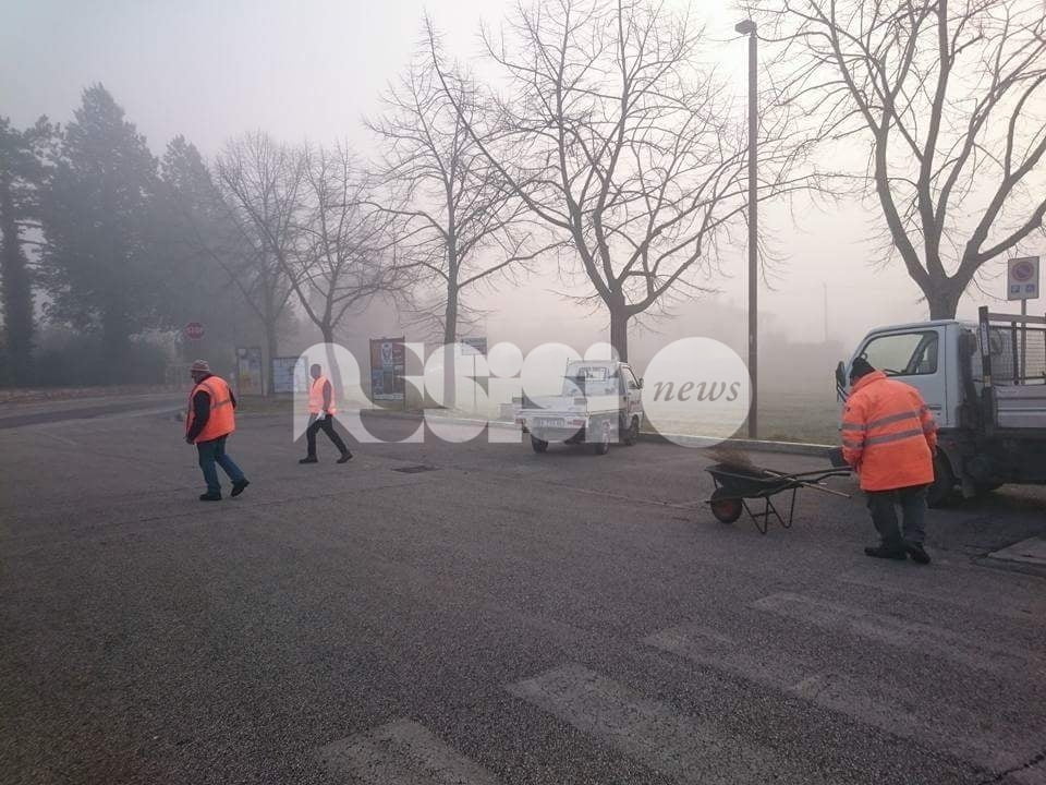 Ad Assisi giovani rifugiati al lavoro per la manutenzione stradale