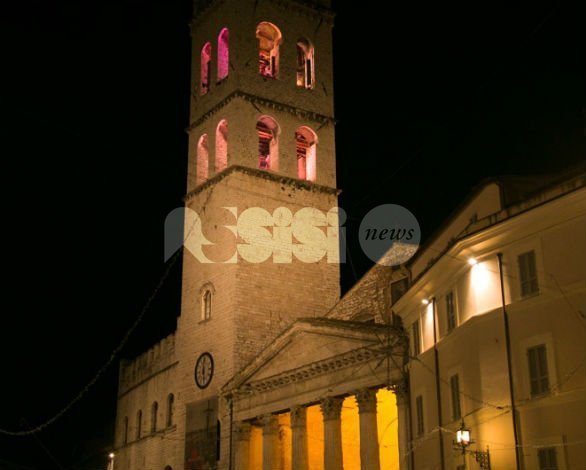 Assisi, la Torre del Popolo rosa per giornata contro violenza sulle donne
