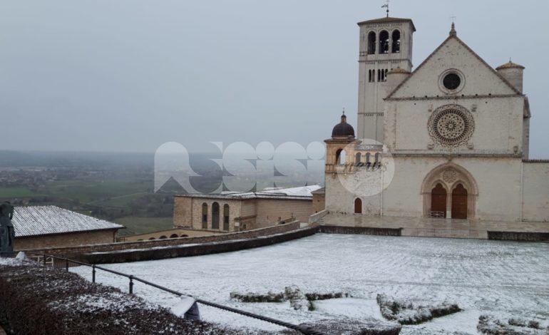 Freddo e gelo anche su Assisi e l’Umbria, pochi disagi (foto)