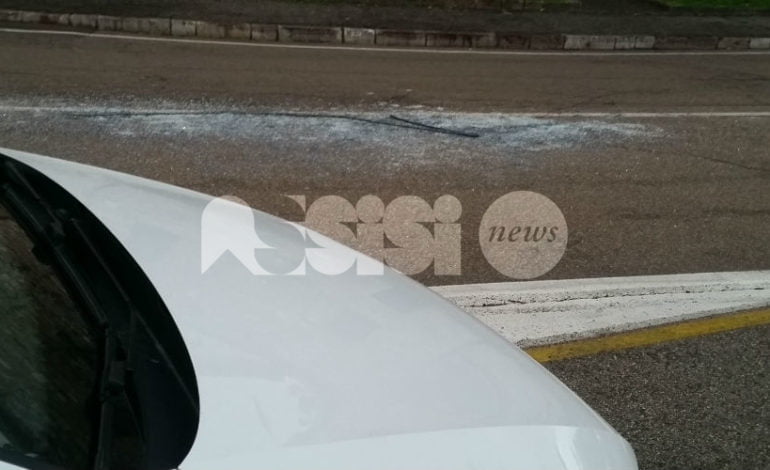 Assisi, detriti di vetro sulla strada: bus in manovra perde un finestrino