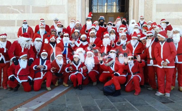 Assisi invasa da tanti Babbi Natale in moto, vespa e auto d’epoca