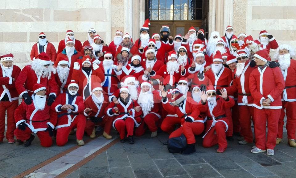 Assisi invasa da tanti Babbi Natale in moto, vespa e auto d'epoca