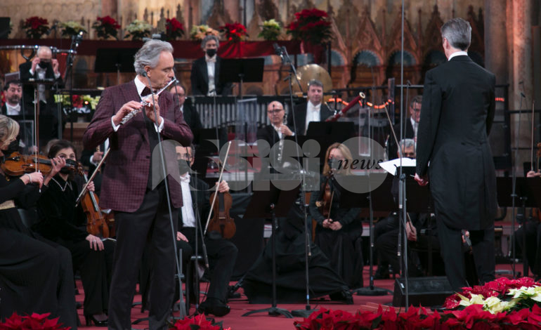 Andrea Bocelli al Concerto di Natale di Assisi 2020; la Lampada della pace ad António Guterres (foto+video)