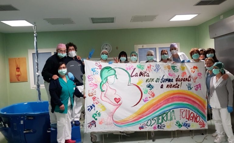 “La vita non si ferma davanti a niente”: il messaggio delle ostetriche dell’ospedale di Foligno