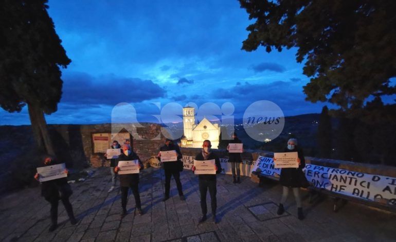 Commercianti di Assisi ancora in protesta: picchetto “silenzioso” a Santa Margherita (foto+video)