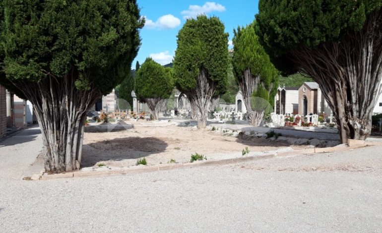 Cimitero di Assisi capoluogo, il degrado la fa da padrone: le foto