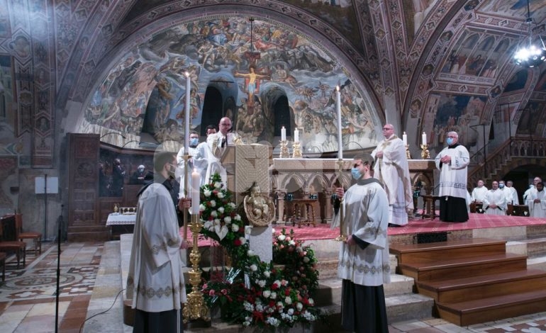 Messa di Natale 2020 in Basilica a San Francesco, fra Moroni: “È il momento di nuove regole e di rapporti diversi” (foto)