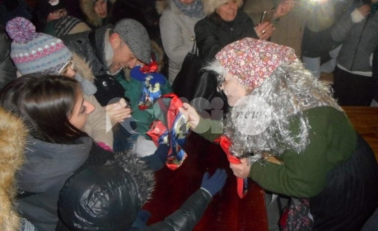 Befana in piazza ad Assisi: tanti bambini, consegnate 300 calze