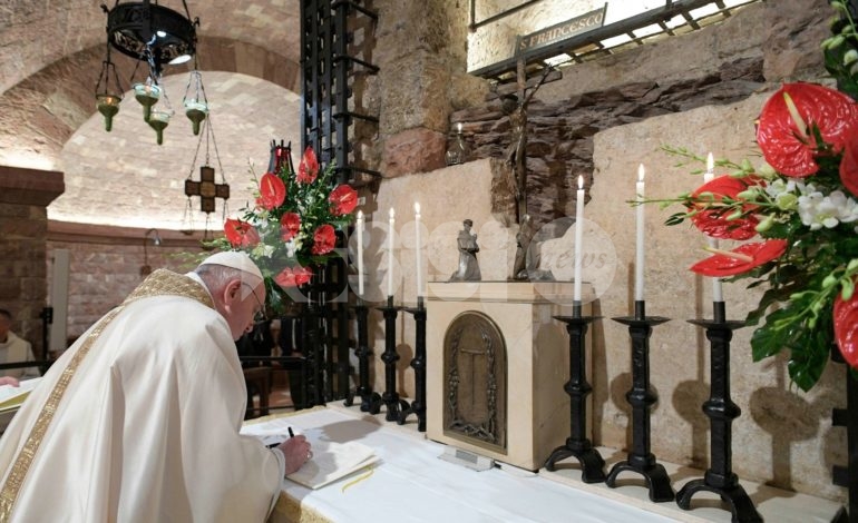 Enciclica Fratelli Tutti, storica firma dopo la messa sulla Tomba di San Francesco (FOTO)
