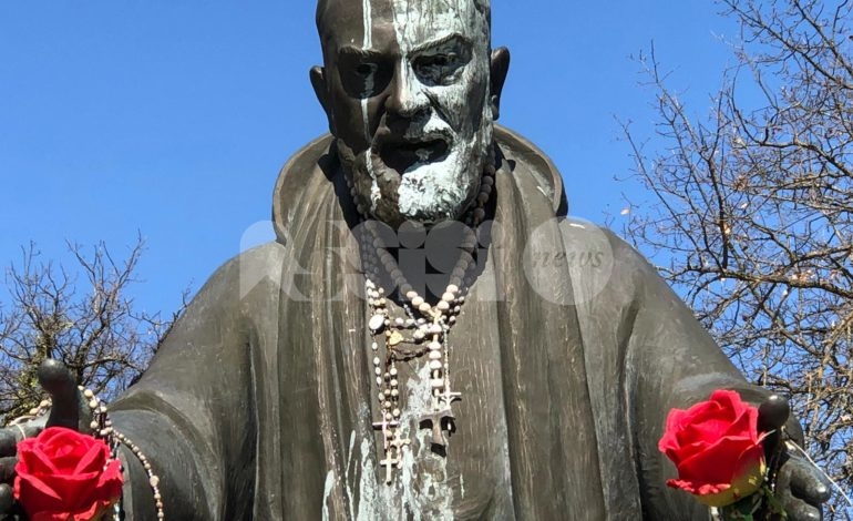 Statua di Padre Pio vandalizzata: secchiata di vernice sul Santo (foto)