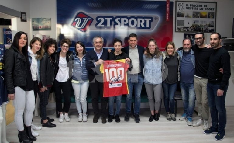 Claudia Carnevali premiata dalla 2T Sport con una maglia speciale per i suoi 100 gol con l’Angelana Calcio a 5 Femminile