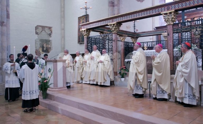 Solennità di Santa Chiara 2019, grande festa con il cardinale Becciu (foto)