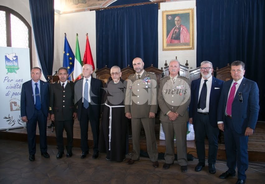 Assisi Pax International premia Vigili del Fuoco e Croce Rossa Italiana
