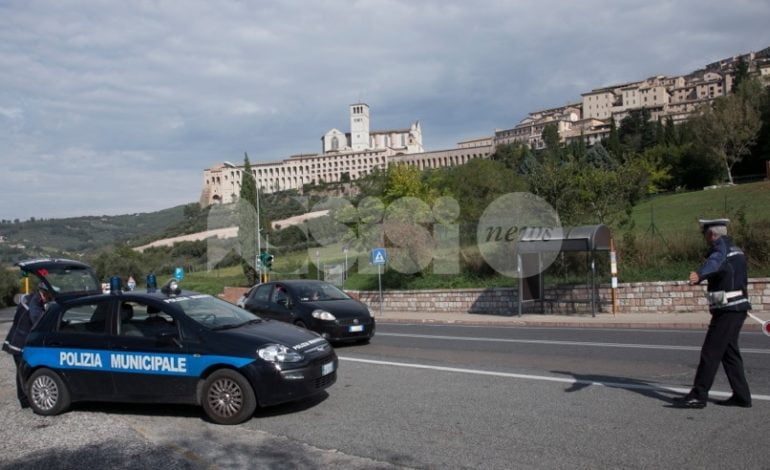 La polizia municipale di Assisi contro i furbetti del rifiuto e del traffico
