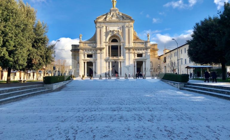 Spolverata di neve su Assisi, ghiaccio e disagi: aiutato un gruppo di suore, spargisale e operai già al lavoro