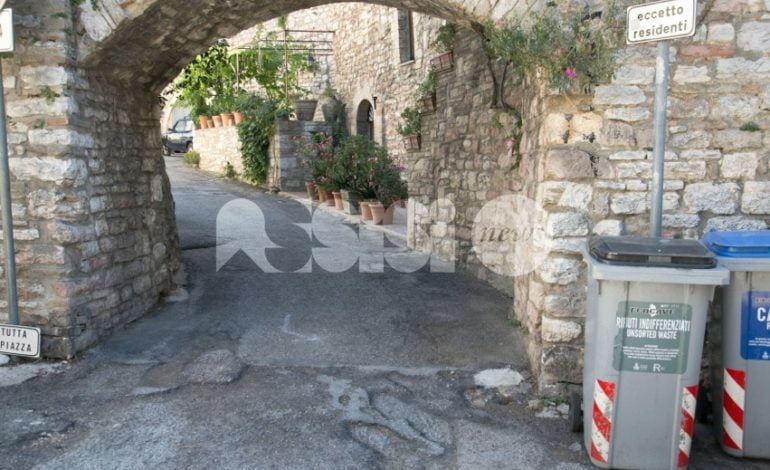 Strade nel degrado ad Assisi: i problemi di via degli Acquedotti e via Porta Perlici