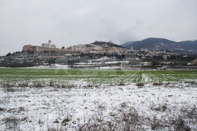 Burian ad Assisi porta la neve e qualche (lieve) disagio: le foto