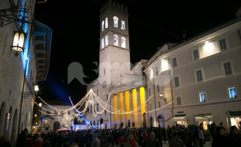 Turismo mordi e fuggi in ‘ripresina’ ad Assisi: Piazza piena per Capodanno