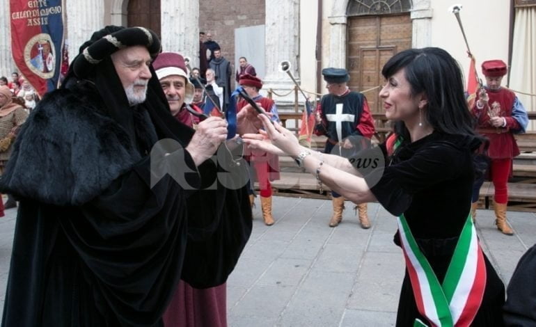 Calendimaggio 2018 di Assisi, giovedì 3 il giorno delle Madonne: oggi piazza gremita per i bandi