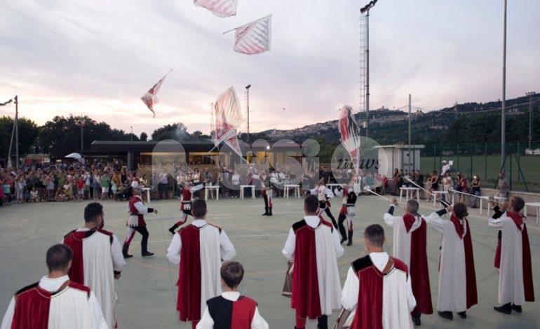 Rassegna degli Antichi Sapori 2019, tutto esaurito per lo spettacolo degli Sbandieratori di Assisi