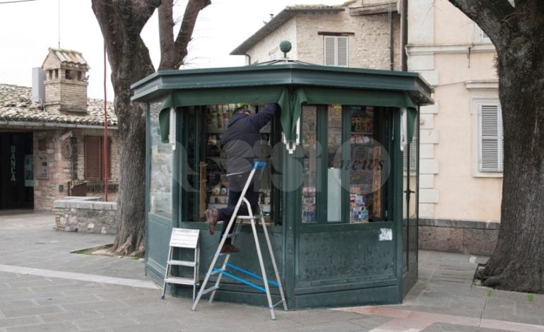 Edicola di Piazza Santa Chiara presa di mira dai banditi: danni al chiosco