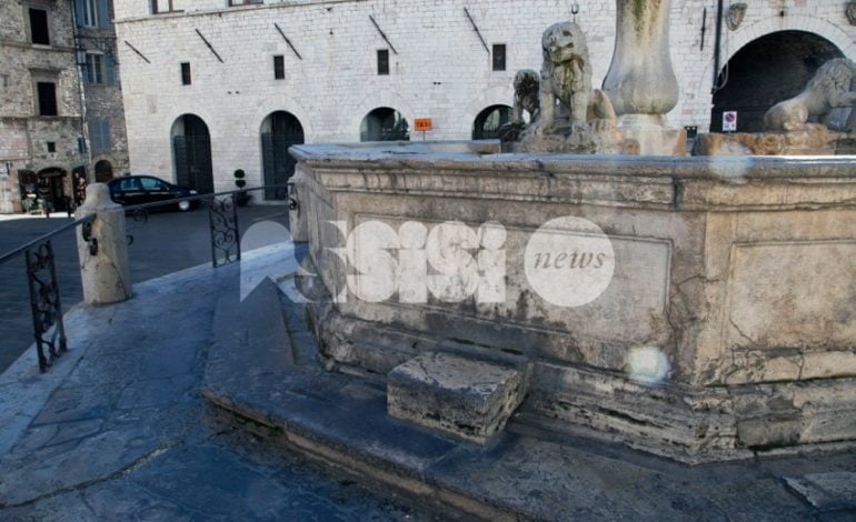 La fontana di Piazza del Comune ad Assisi bisognosa di manutenzione: le foto