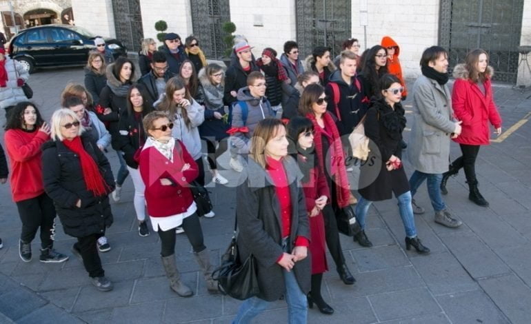 Festa della donna 2017, ad Assisi la marcia silenziosa e gli auguri del sindaco (con Ligabue)