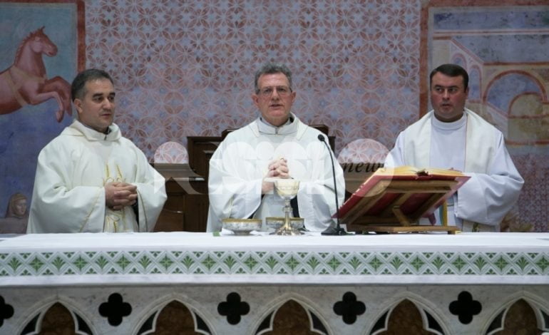 Padre Gianmarco Arrigoni saluta Rivotorto di Assisi con una messa: le foto