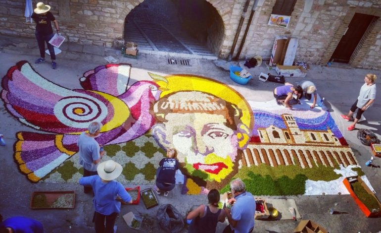 Si rinnovano le Infiorate 2018 ad Assisi: le foto dei vicoli di Piazza Nova