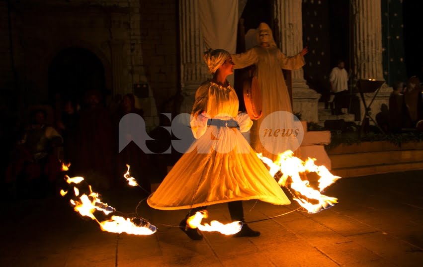 Le foto della magia dei cortei notturni 2018 al Calendimaggio di Assisi