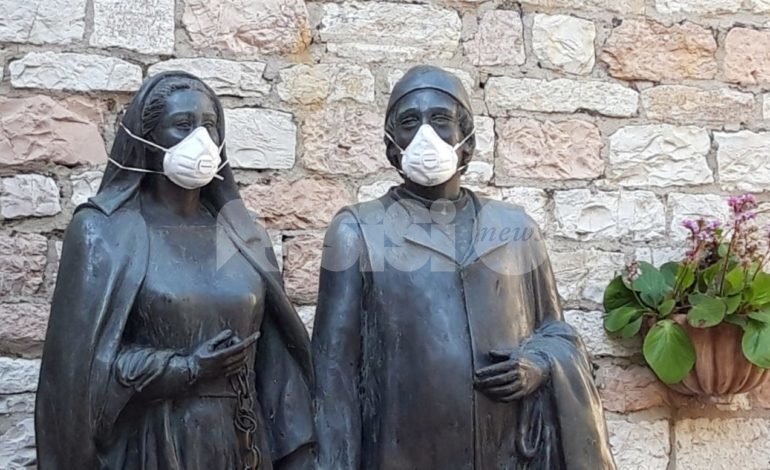 Mascherine sulle statue dei genitori di San Francesco: anche ad Assisi non mancano atti di pura imbecillità