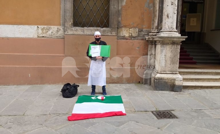 Fulvio Plazzotta, un ristoratore da Assisi tutti i giorni a Perugia per protestare (foto)