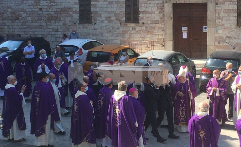 Monsignor Vittorio Peri, celebrati i funerali nella cattedrale di San Rufino (foto)