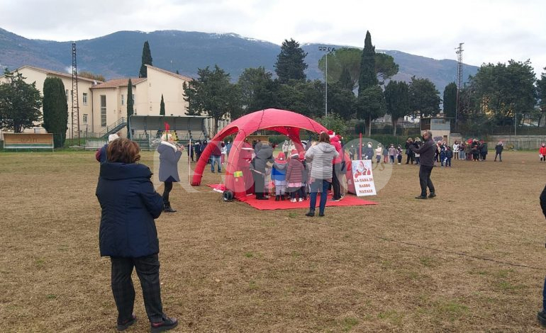 Natale ad Assisi 2021, Babbo Natale scende in parapendio per i bimbi delle scuole (foto)