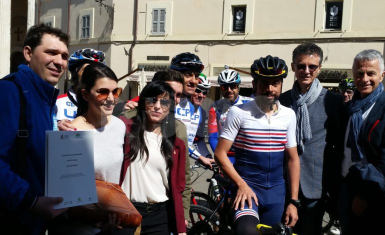 Appennino Bike Tour 2018 fa tappa ad Assisi: Omar Di Felice firma il libro degli ospiti