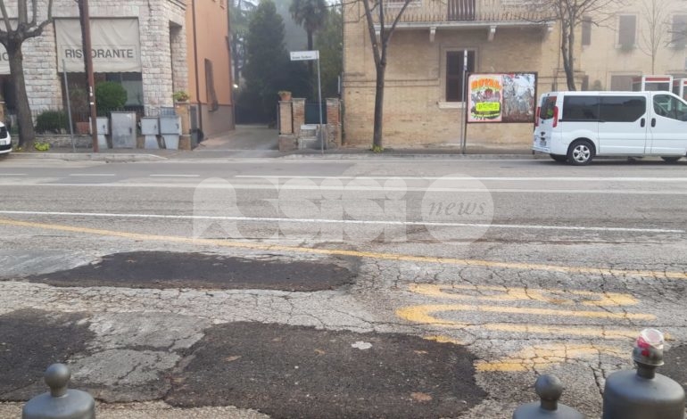 Buche alla stazione di Assisi, rattoppo dopo le segnalazioni: durerà? (Foto)