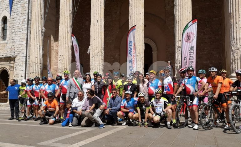 La Cicloturistica Gualdo-Assisi 2018 arriva in Piazza del Comune ad Assisi: foto