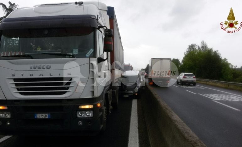 Incidente tra vettura e autotreno, paura a Bastia: nessun ferito