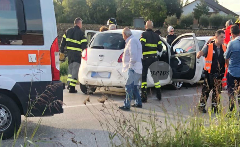 Incidente al confine tra Assisi e Bastia: scontro tra due auto (foto)