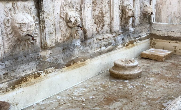 Ripulita e disinfettata la fontana di San Rufino: le foto prima-dopo