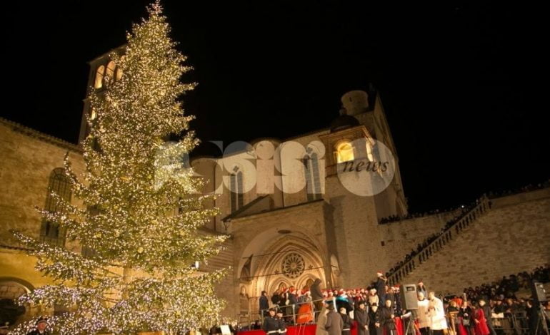 Assisi, l’accensione dell’albero di Natale 2017 a San Francesco: le foto